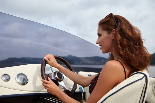 genç kız bir motorlu tekne sürüş 