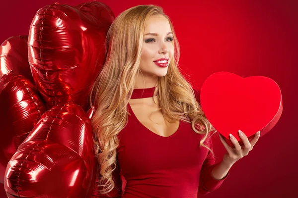 Kalp balon ile poz güzel sarışın kadın