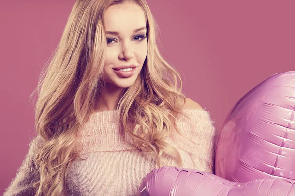 Kalp balon ile poz güzel sarışın kadın. 