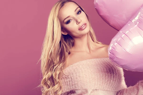 Kalp balon ile poz güzel sarışın kadın. 