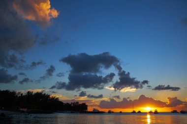 Çok güzel ve renkli günbatımı 