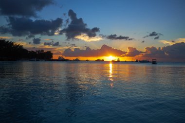 Çok güzel ve renkli günbatımı 