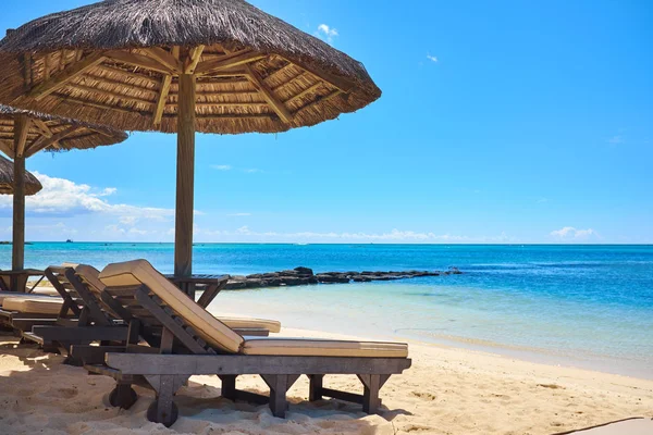 Fehér homokos strand nyugágyakkal és napernyőkkel — Stock Fotó