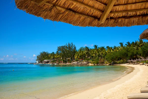 Wit zand strand met ligstoelen en parasols — Stockfoto