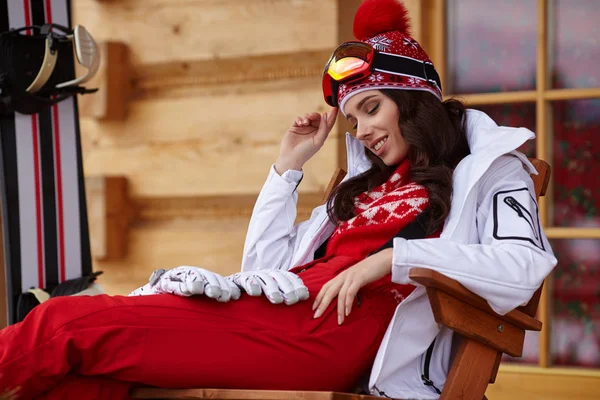 Jeune femme en vêtements de snowboard — Photo