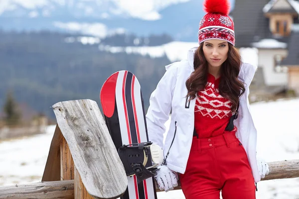スノーボードの服の若い女性 — ストック写真