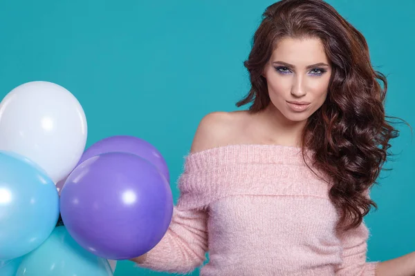 Ung vacker kvinna med färgglada ballonger — Stockfoto