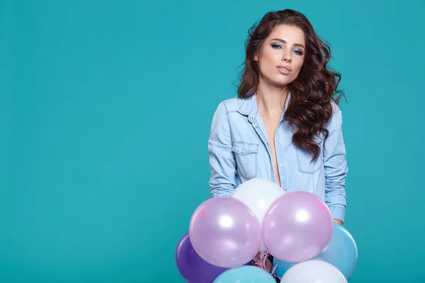 Ung vacker kvinna med färgglada ballonger — Stockfoto