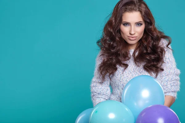 Молода красива жінка з різнокольоровими кульками — стокове фото