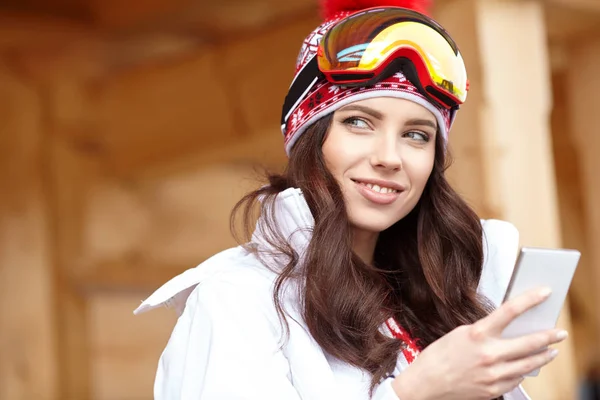 Młoda dziewczyna w snowboardzie ubrania — Zdjęcie stockowe