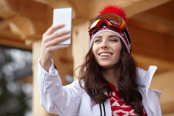 Ung flicka i snowboard kläder — Stockfoto