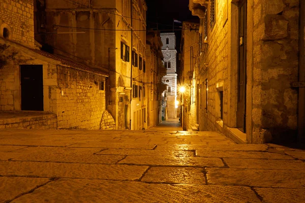 夜の旧市街の通り — ストック写真