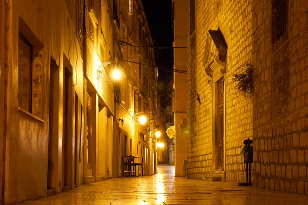 Straat van de oude stad bij nacht — Stockfoto