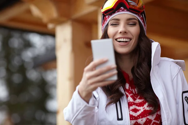 Menina jovem em roupas de snowboard — Fotografia de Stock