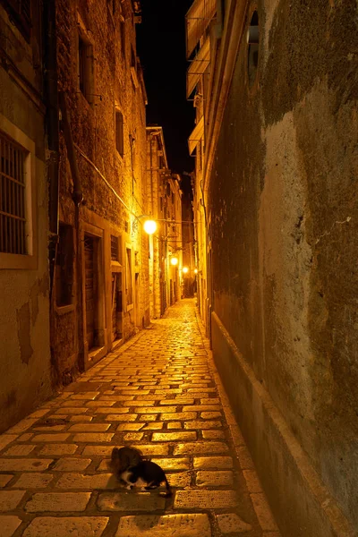 밤에 오래 된 도시의 거리 — 스톡 사진