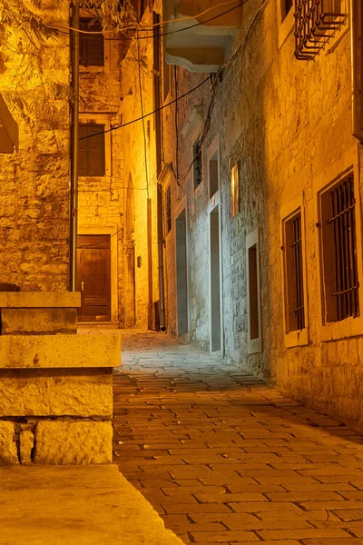 Rua da cidade velha à noite — Fotografia de Stock