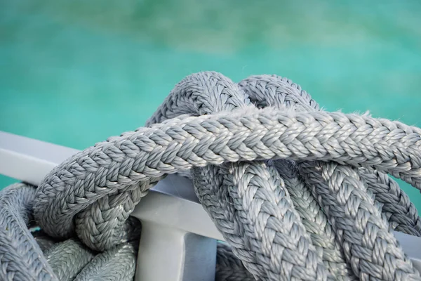 La cuerda enrollada ató el nudo en el borde del barco — Foto de Stock