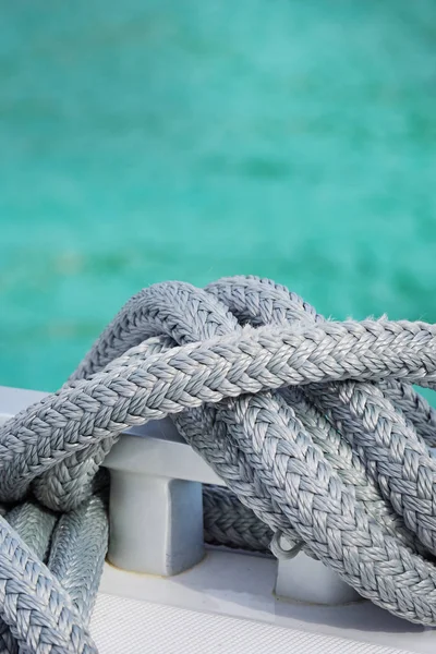 Corda enrolada amarrou o nó na borda do barco — Fotografia de Stock