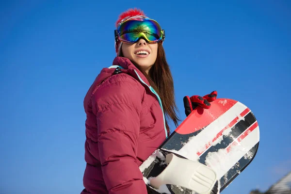 Femme sportive snowboarder — Photo