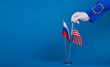 Mavi bir arka plan üzerinde iki bayrak