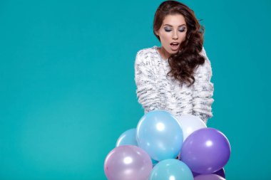 Renkli balonlar ile genç güzel kadın