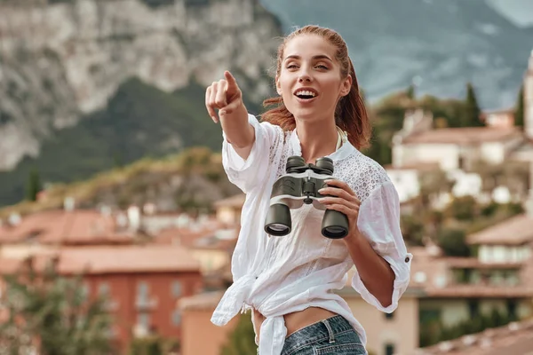 Портрет туристки с биноклем — стоковое фото