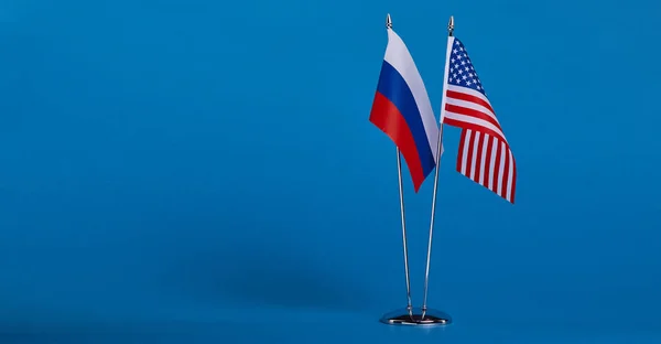 Mavi bir arka plan üzerinde iki bayrak — Stok fotoğraf