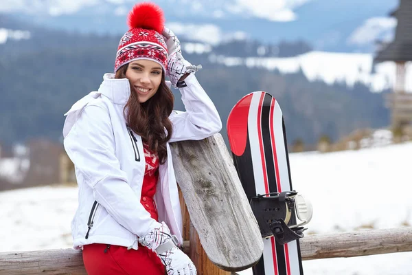 Kvinna snowboardåkare poserar utomhus — Stockfoto