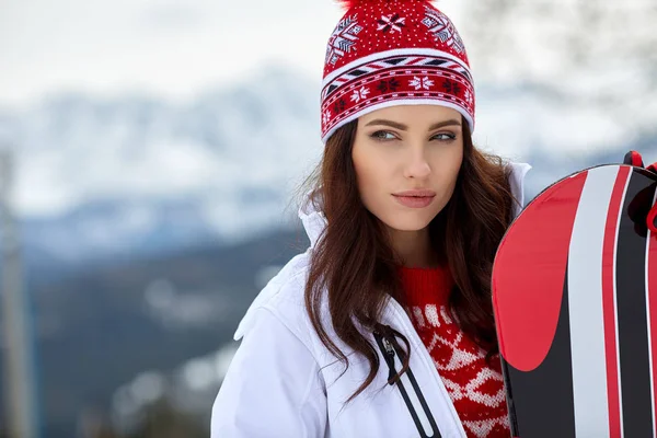 Femme snowboarder posant à l'extérieur — Photo