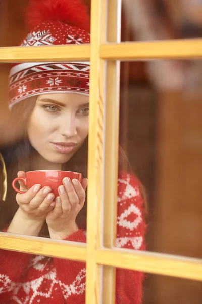 Vackra vinter kvinna med kaffe — Stockfoto