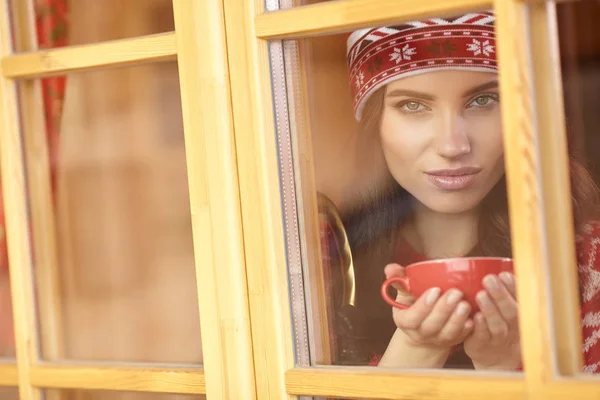 커피와 함께 아름 다운 겨울 여자 — 스톡 사진