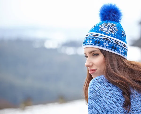 Woman posing outdoor — Stock Photo, Image