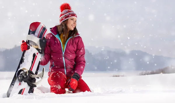 Snowboarder mujer posando en la nieve — Foto de Stock