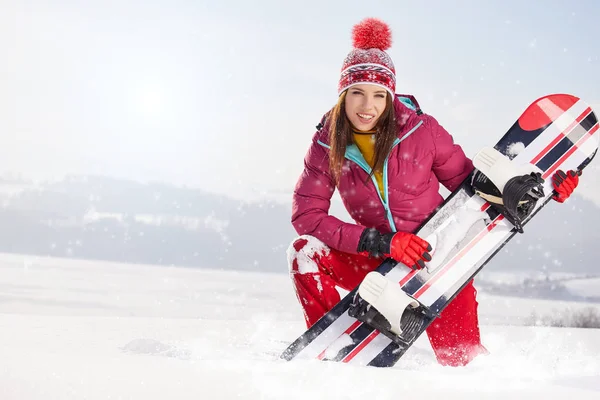 Snowboarder mujer posando en la nieve —  Fotos de Stock