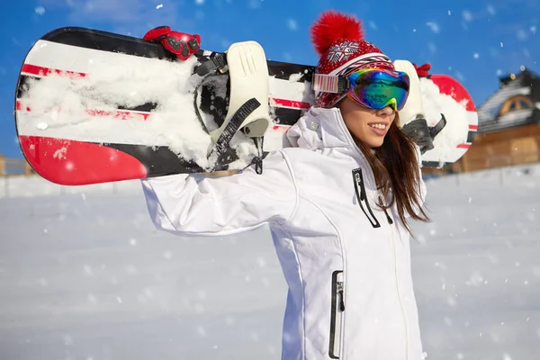 Mujer con snowboard foto de archivo. Imagen de ocio - 232875598