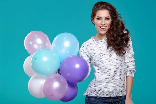 Mujer bonita joven con globos de colores —  Fotos de Stock