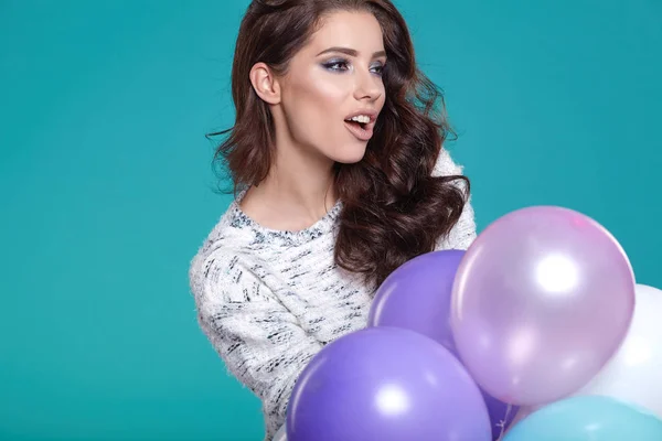 Mladá krásná žena s barevnými balónky — Stock fotografie