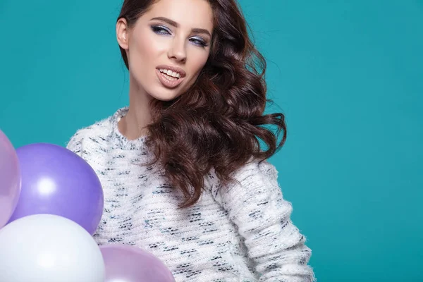 Mooie jongedame met gekleurde ballonnen — Stockfoto