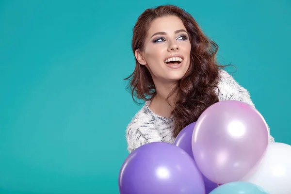 Ung vacker kvinna med färgade ballonger — Stockfoto