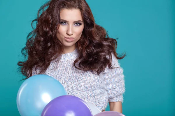 Mooie jongedame met gekleurde ballonnen — Stockfoto