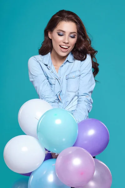 Jeune jolie femme avec des ballons colorés — Photo