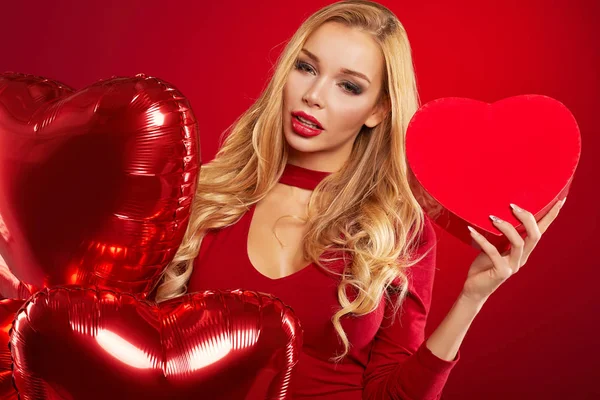 Mujer con globos rojos del corazón — Foto de Stock