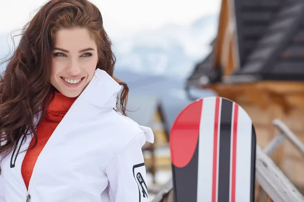 Kvinna med snowboard utomhus — Stockfoto