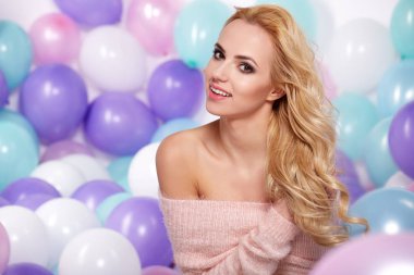 genç güzel sarışın kız   