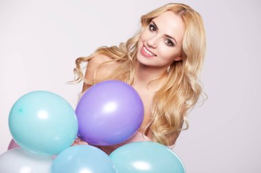 genç güzel sarışın kız   