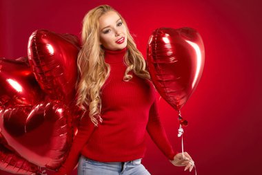 Kırmızı zemin üzerine poz güzel gülümseyen kadın 