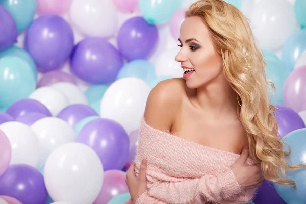 genç güzel sarışın kız   