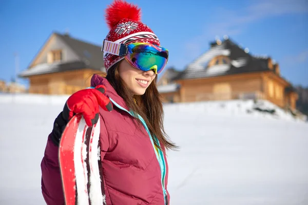 スポーティな女性スノーボーダー — ストック写真
