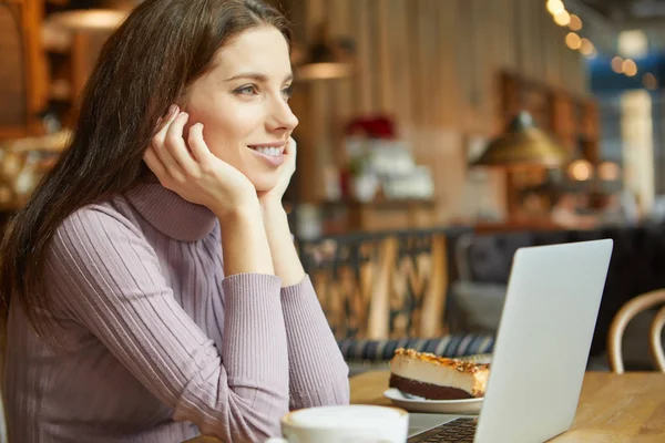 Bella bruna utilizzando il computer portatile in caffè — Foto Stock