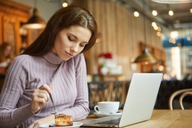 Cafe'de güzel bir kadın